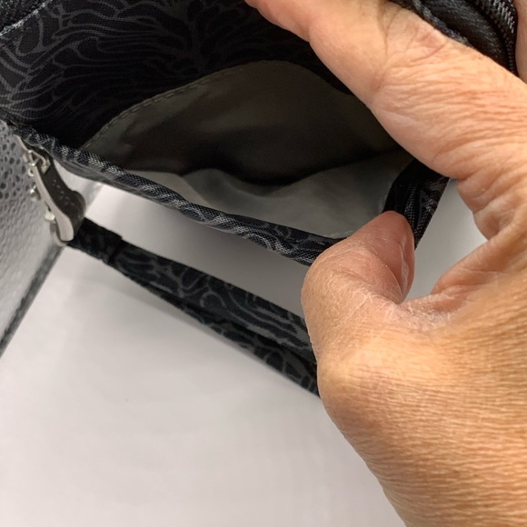 Baggallini RFID Handheld Bag โ Stylish Security in Midnight Blossom - Picture 4 of 6